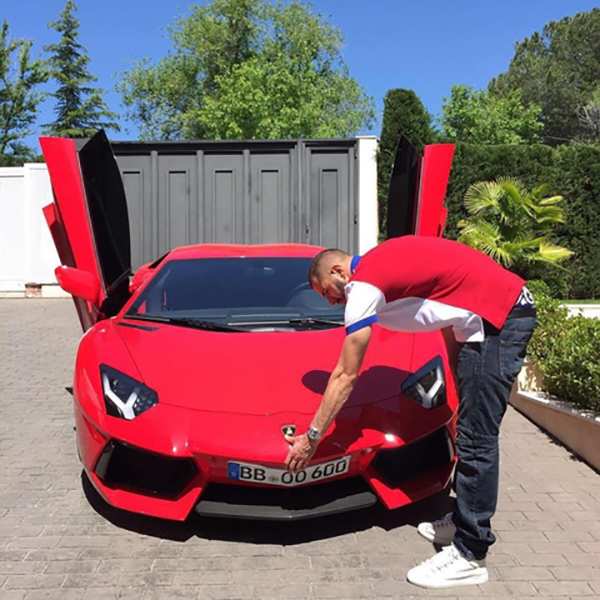 Bintang Real Madrid, Karim Benzema, berpose dengan mobil mewahnya.